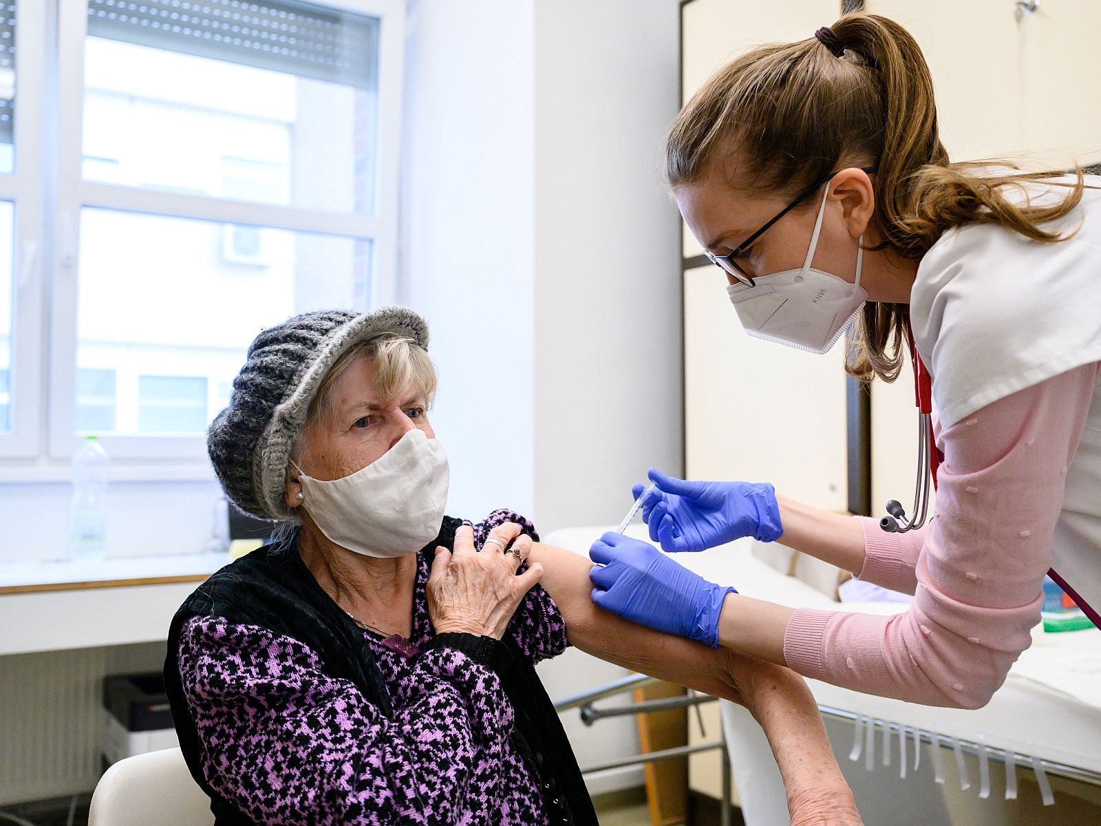 Pfizer és Szputnyik koronavírus elleni vakcinával oltottak hétvégén Fehérváron